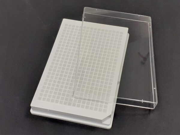 Tissue culture treated white 384 well plate with lid